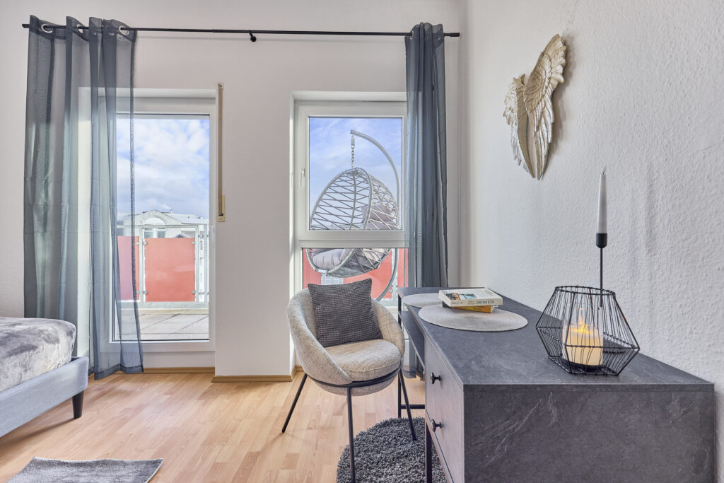 Arbeitsplatz mit Domblick – produktiv bleiben in deiner Ferienwohnung in Limburg
Auch im Urlaub gut organisiert: In deiner Ferienwohnung in Limburg erwartet dich ein ruhiger, gemütlicher Arbeitsplatz direkt im Hauptschlafzimmer. Hier kannst du konzentriert arbeiten und dabei sogar den inspirierenden Blick auf den Limburger Dom genießen wenn du aus dem Fenster schaust. Perfekt für Workation, Homeoffice oder das schnelle Checken von E-Mails zwischendurch.