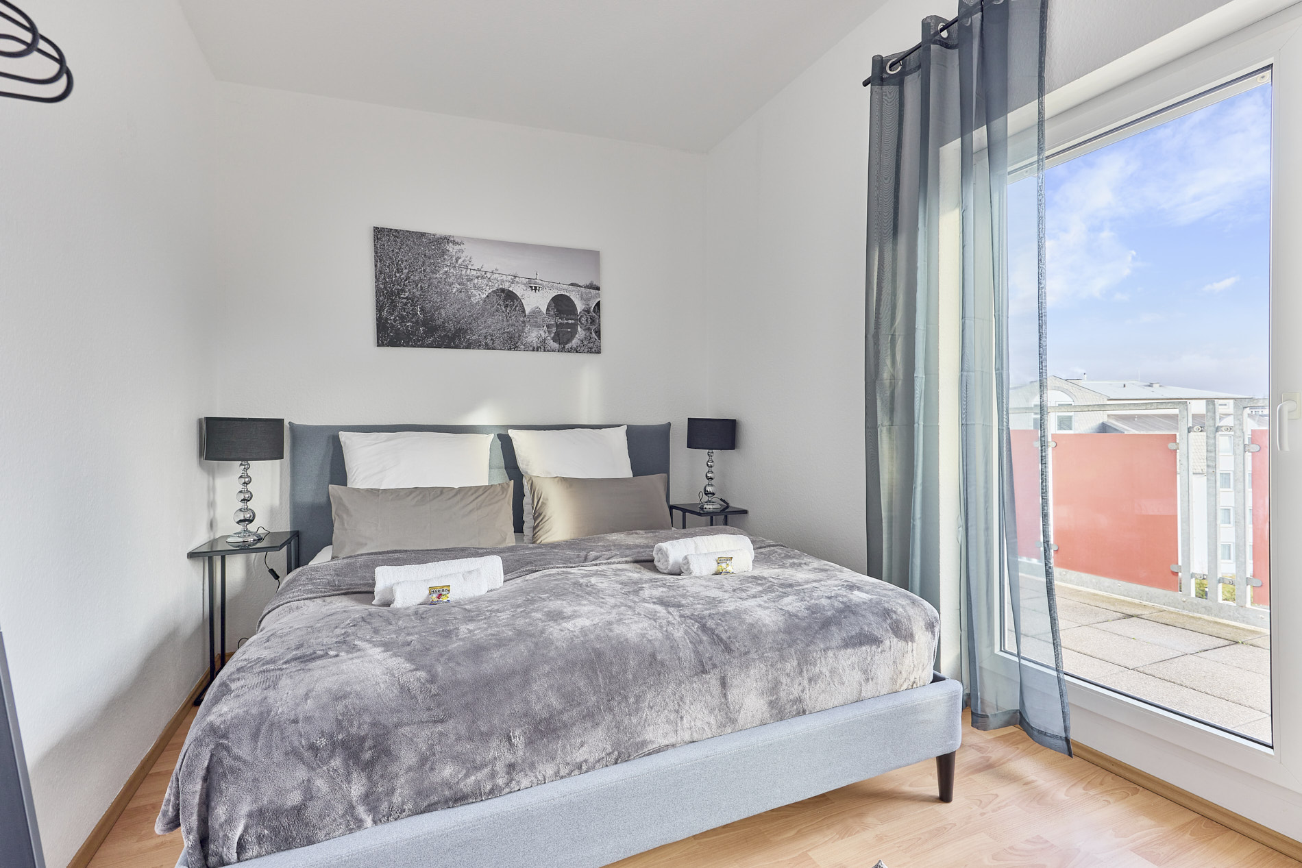 Schlafzimmer mit Doppelbett und Balkonzugang in der Traumferienwohnung Domblick Limburg