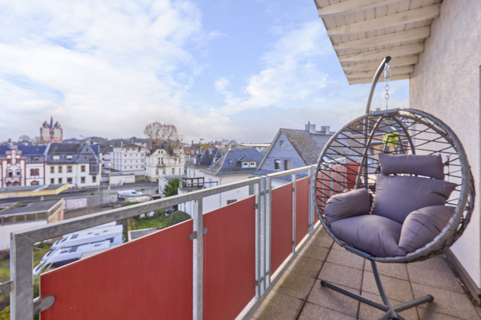 Balkon mit Domblick – Entspannen im Hängesessel oder bei einem Essen im Freien
Der möblierte Balkon unserer Ferienwohnung in Limburg bietet einen traumhaften Blick auf den Dom. Ein bequemer Hängesessel und eine stilvolle Essgarnitur laden dazu ein, den Ausblick in vollen Zügen zu genießen.