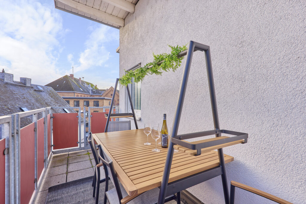 Balkon mit Domblick – Entspannen im Hängesessel oder bei einem Essen im Freien
Der möblierte Balkon unserer Ferienwohnung in Limburg bietet einen traumhaften Blick auf den Dom. Ein bequemer Hängesessel und eine stilvolle Essgarnitur laden dazu ein, den Ausblick in vollen Zügen zu genießen.