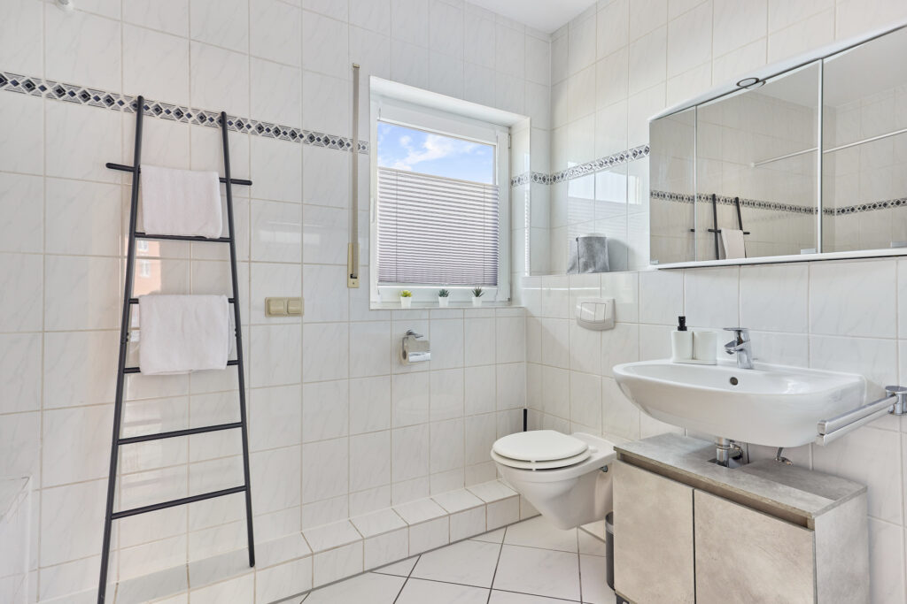 Modernes Badezimmer mit Duschbadewanne in der Ferienwohnung Limburg
Das helle, modern ausgestattete Badezimmer bietet eine Duschbadewanne sowie Bügeleisen, Wäscheständer, Föhn und ein Bügelbrett. Zusätzlich stellen wir Ihnen Shampoo, Conditioner, Duschgel und frische Handtücher zur Verfügung – für einen komfortablen und entspannten Aufenthalt.