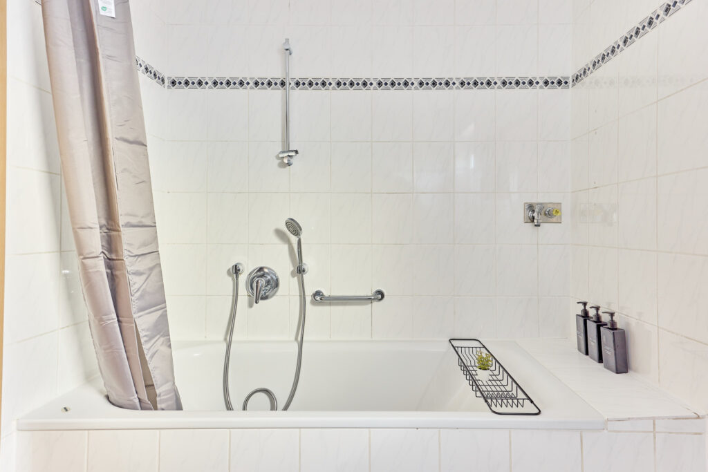 Modernes Badezimmer mit Duschbadewanne in der Ferienwohnung Limburg
Das helle, modern ausgestattete Badezimmer bietet eine Duschbadewanne sowie Bügeleisen, Wäscheständer, Föhn und ein Bügelbrett. Zusätzlich stellen wir Ihnen Shampoo, Conditioner, Duschgel und frische Handtücher zur Verfügung – für einen komfortablen und entspannten Aufenthalt.