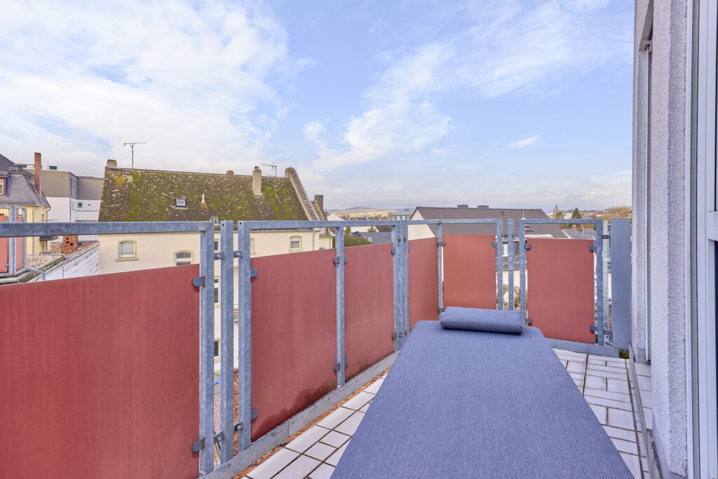 Zweiter Balkon mit Liege und Sitzbereich – Entspannen mit Domblick in Limburg
Der zweite Balkon in unserer Ferienwohnung bietet eine bequeme Liege, ideal zum Lesen oder Entspannen, sowie einen kleinen Sitzbereich – perfekt für gemütliche Stunden an der frischen Luft mit Blick auf Limburg.