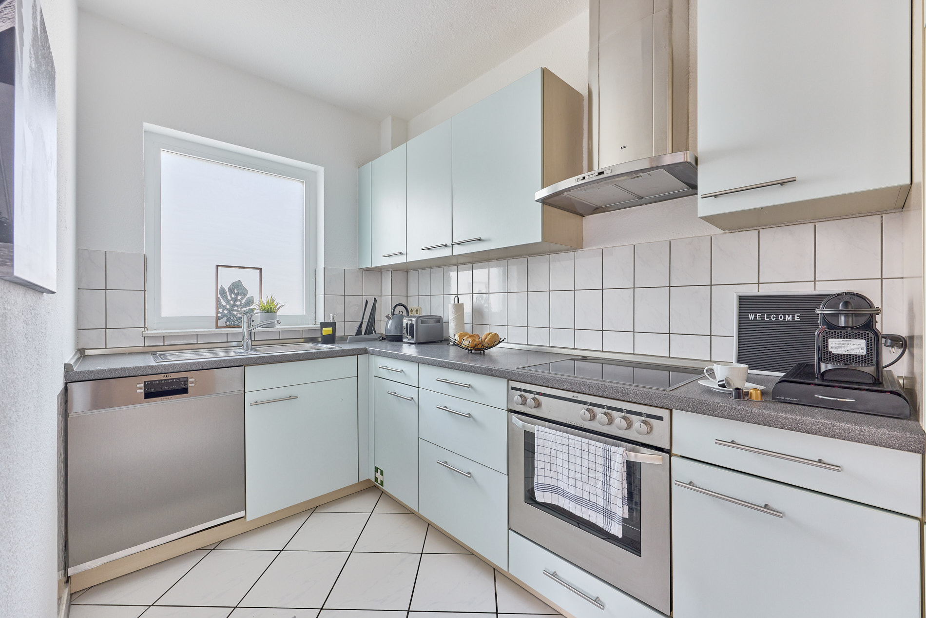 Moderne Küche mit Herd, Backofen und Arbeitsfläche in der Traumferienwohnung Domblick Limburg