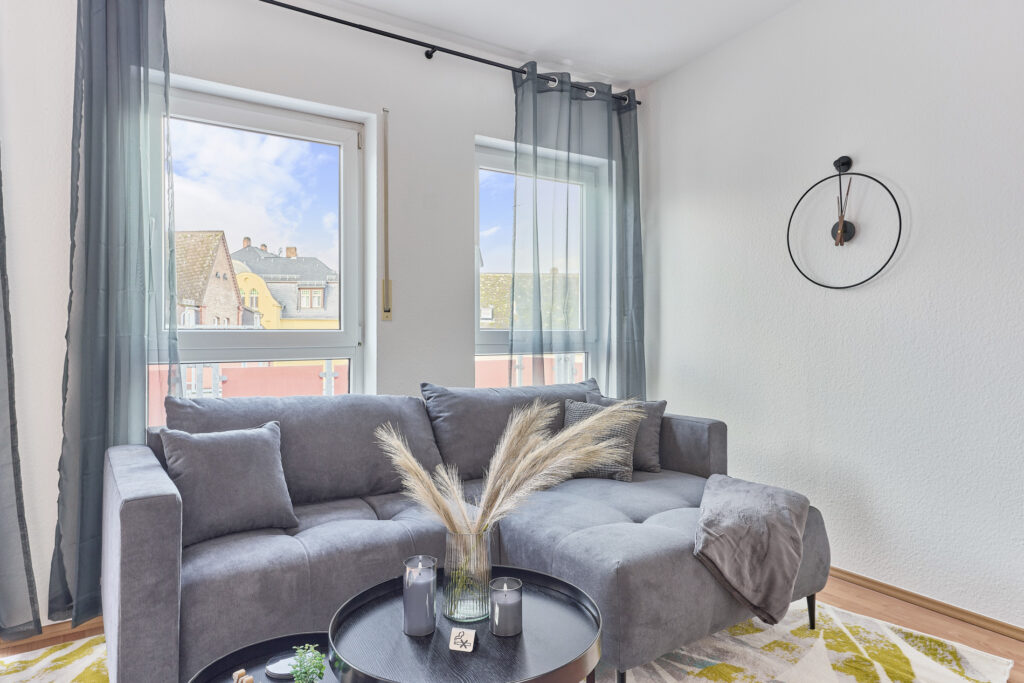 Das gemütliche Wohnzimmer in unserer Ferienwohnung in Limburg an der Lahn bietet den perfekten Raum, um wertvolle gemeinsame Momente zu genießen und den Aufenthalt mit Familie oder Freunden unvergesslich zu machen.