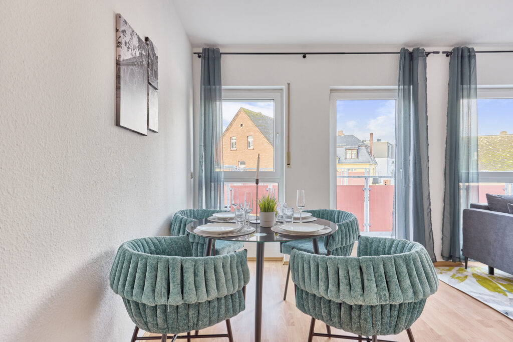 Gemütliches Esszimmer in der Ferienwohnung – Ideal für gemeinsame Zeit in Limburg an der Lahn
Das gemütliche Esszimmer in unserer Ferienwohnung in Limburg an der Lahn bietet den perfekten Raum, um wertvolle gemeinsame Momente zu genießen und den Aufenthalt mit Familie oder Freunden unvergesslich zu machen.