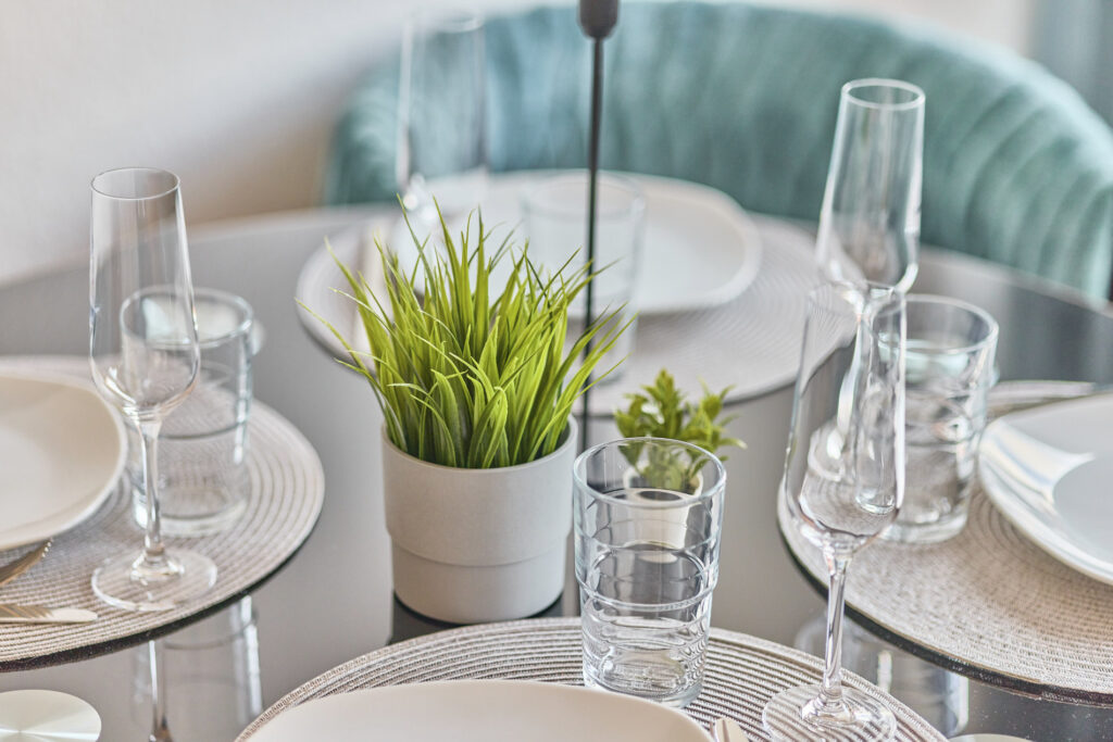 Stilvolles Wohn- und Esszimmer in der Ferienwohnung Limburg – ideal zum Beisammensein
Das offene und stilvolle Wohn- und Esszimmer unserer Ferienwohnung in Limburg bietet den perfekten Raum für gemütliches Beisammensein und entspanntes Verweilen.