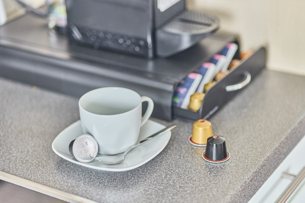 NESPRESSO Kaffeemaschine – Genieße Kaffee mit Domblick in Limburg.
Die NESPRESSO Kaffeemaschine in unserer Ferienwohnung lädt dich zu einer gemütlichen Tasse Kaffee ein – perfekt, um auf dem Balkon mit Domblick oder in den schönen Rückzugsbereichen der Wohnung zu entspannen.