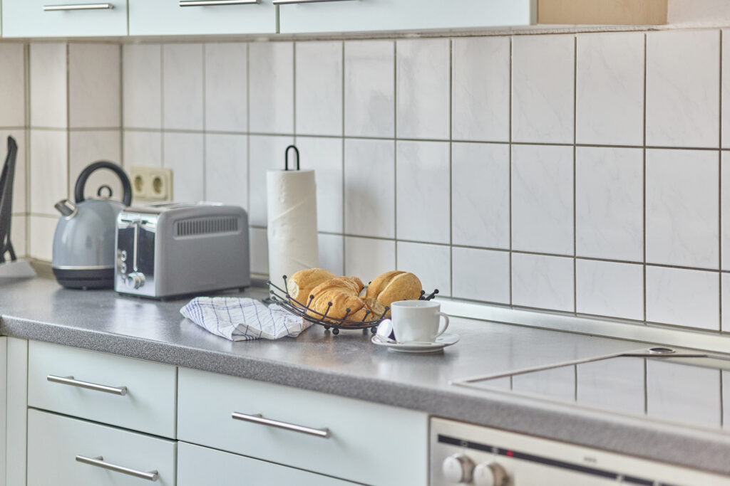 Voll ausgestattete Küche in der Ferienwohnung Limburg – ideal für Selbstversorger
Die moderne Küche in unserer Ferienwohnung in Limburg ist bestens ausgestattet: Neben einem Backofen, Herd, Spülmaschine, Gefrierfach und Kühlschrank findest du auch einen Toaster, Wasserkocher sowie Kinderbesteck. Zusätzlich stehen Ihnen Sektgläser, Weingläser und zahlreiche Kochutensilien zur Verfügung, um den Aufenthalt noch angenehmer zu gestalten.