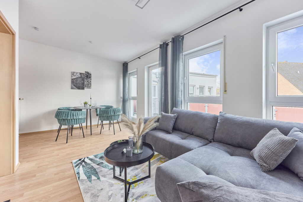 Stilvolles Wohn- und Esszimmer – offen, gemütlich & einladend
Das offene Wohn- und Esszimmer unserer Ferienwohnung in Limburg bietet stilvolles Ambiente und lädt zum entspannten Beisammensein ein – ideal für Paare, Familien oder Freunde.