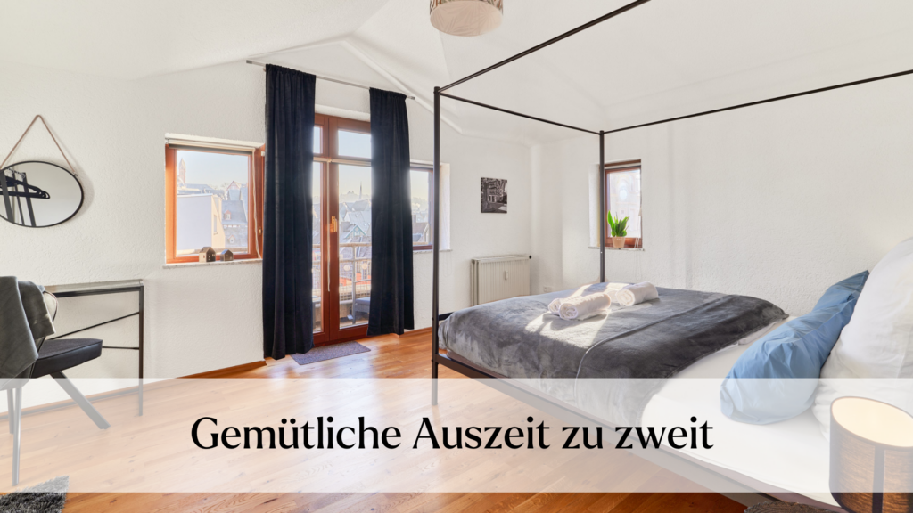 Helles Schlafzimmer mit offenem Balkon, Blick auf die Dächer und den Limburger Dom in der Traumferienwohnung Domblick Limburg: gemütliche auszeit zu zweit