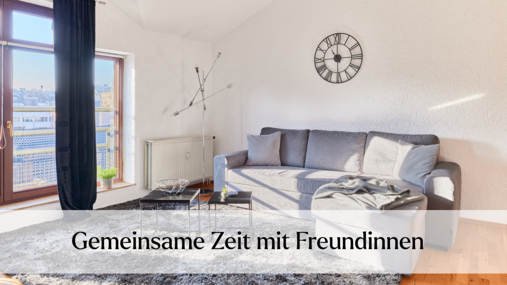 Graues Sofa vor großen Fenstern mit Stadtblick im Wohnzimmer der Traumferienwohnung Domblick Limburg: gemeinsame Zeit mit Freundinnen