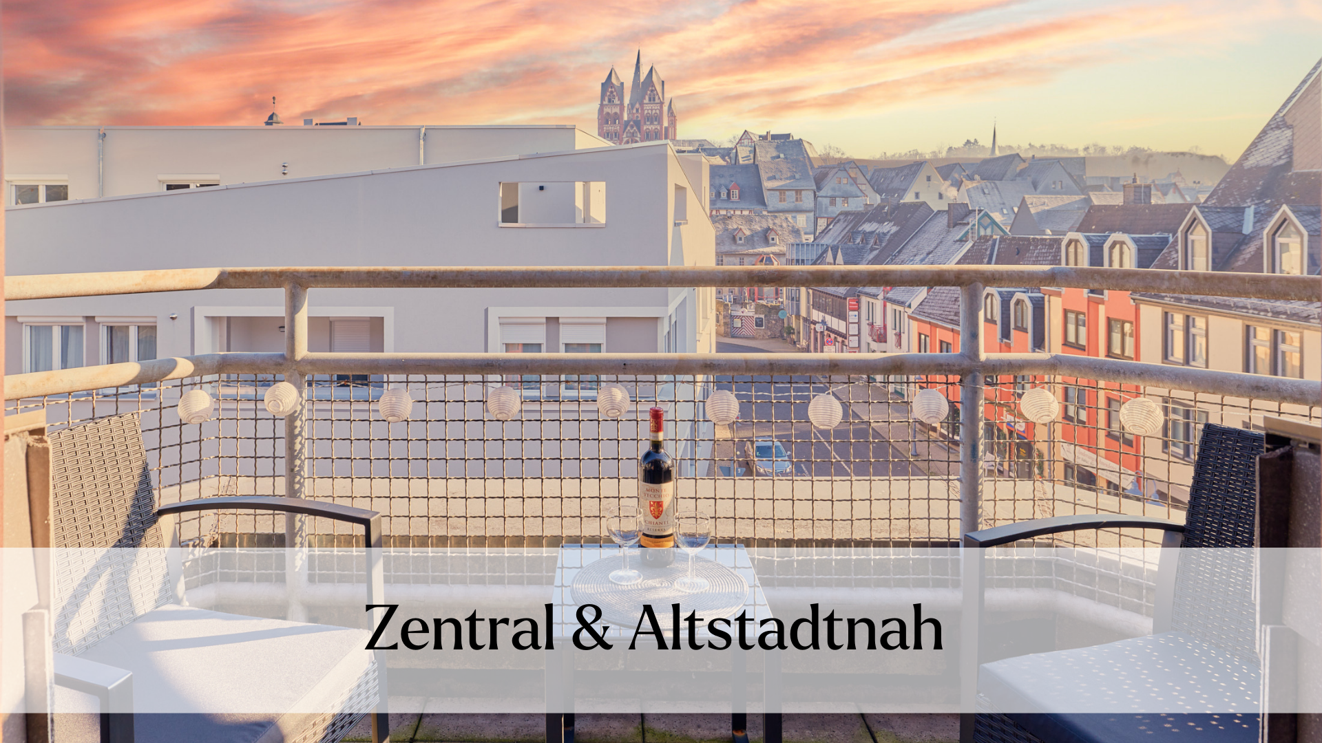 Balkon mit Sitzbereich und Blick über Altstadt bei Sonnenuntergang, zentrale Lage