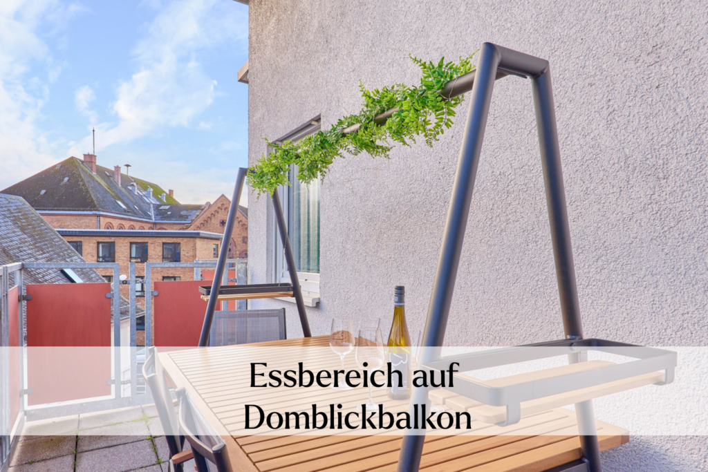 essbereich auf domblickbalkon, Balkon mit Holztisch und Sitzbank als Essbereich im Freien