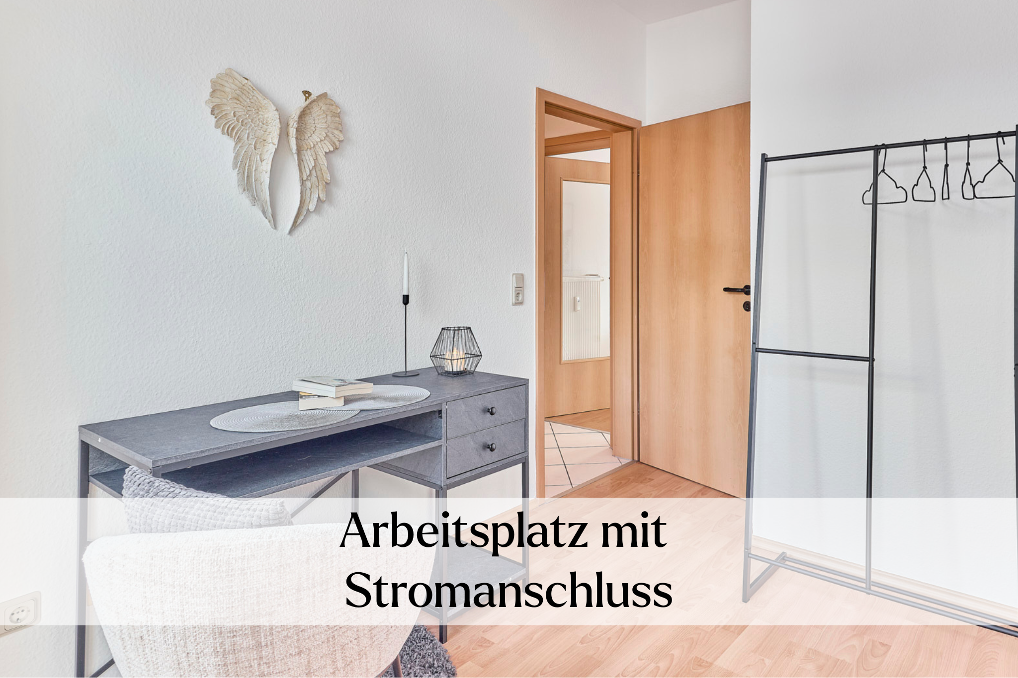 Arbeitsplatz  mit stromanschluss,  mit Schreibtisch und Stuhl im Wohnbereich