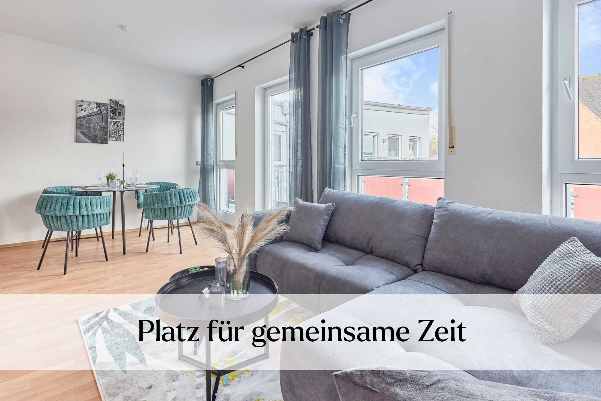 platz für gemeinsame zeit, Helles Wohnzimmer mit Sofa und großem Fenster im offenen Wohnbereich