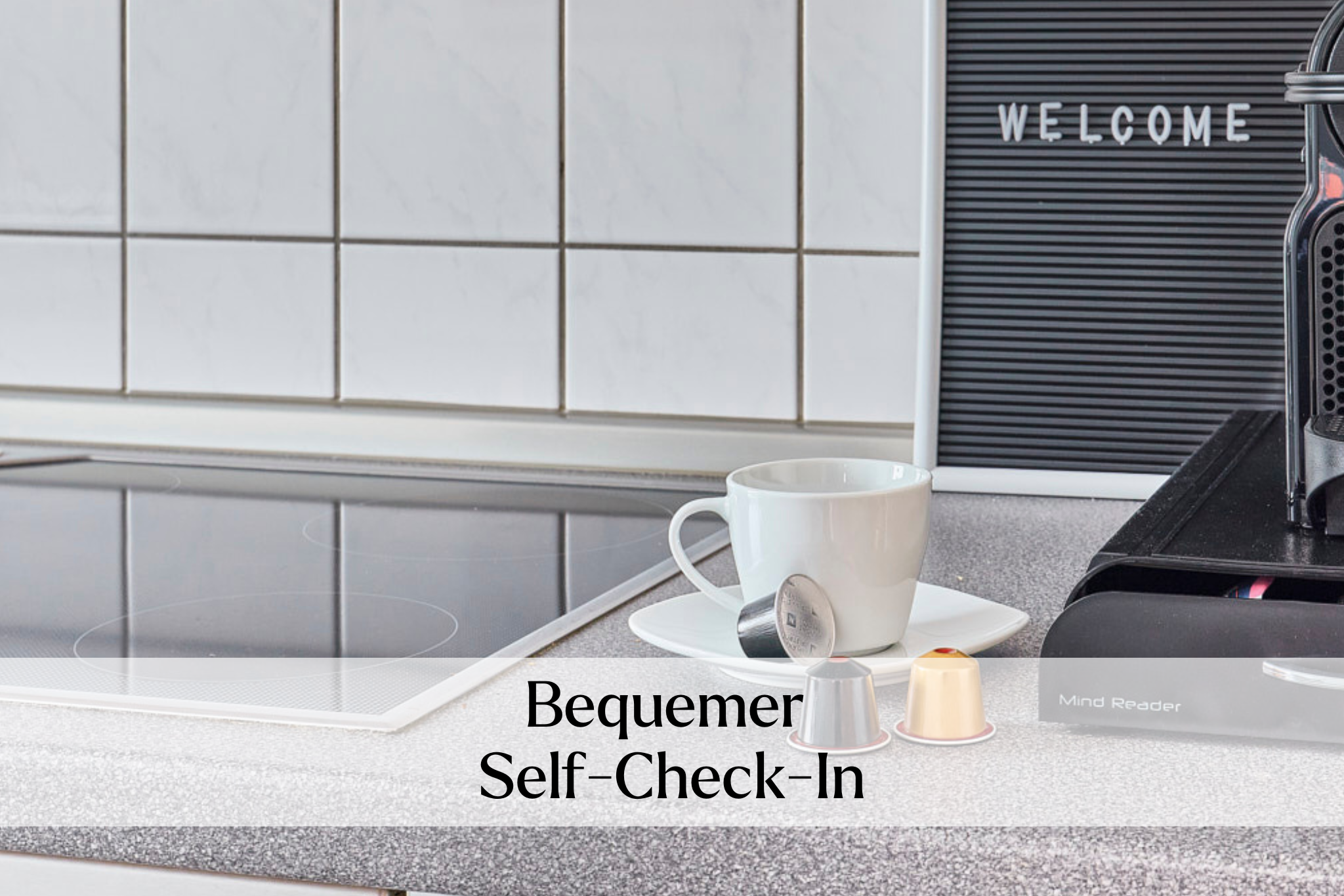 Küchenbereich mit Tasse, Kaffeemaschine und Self-Check-in-Hinweis