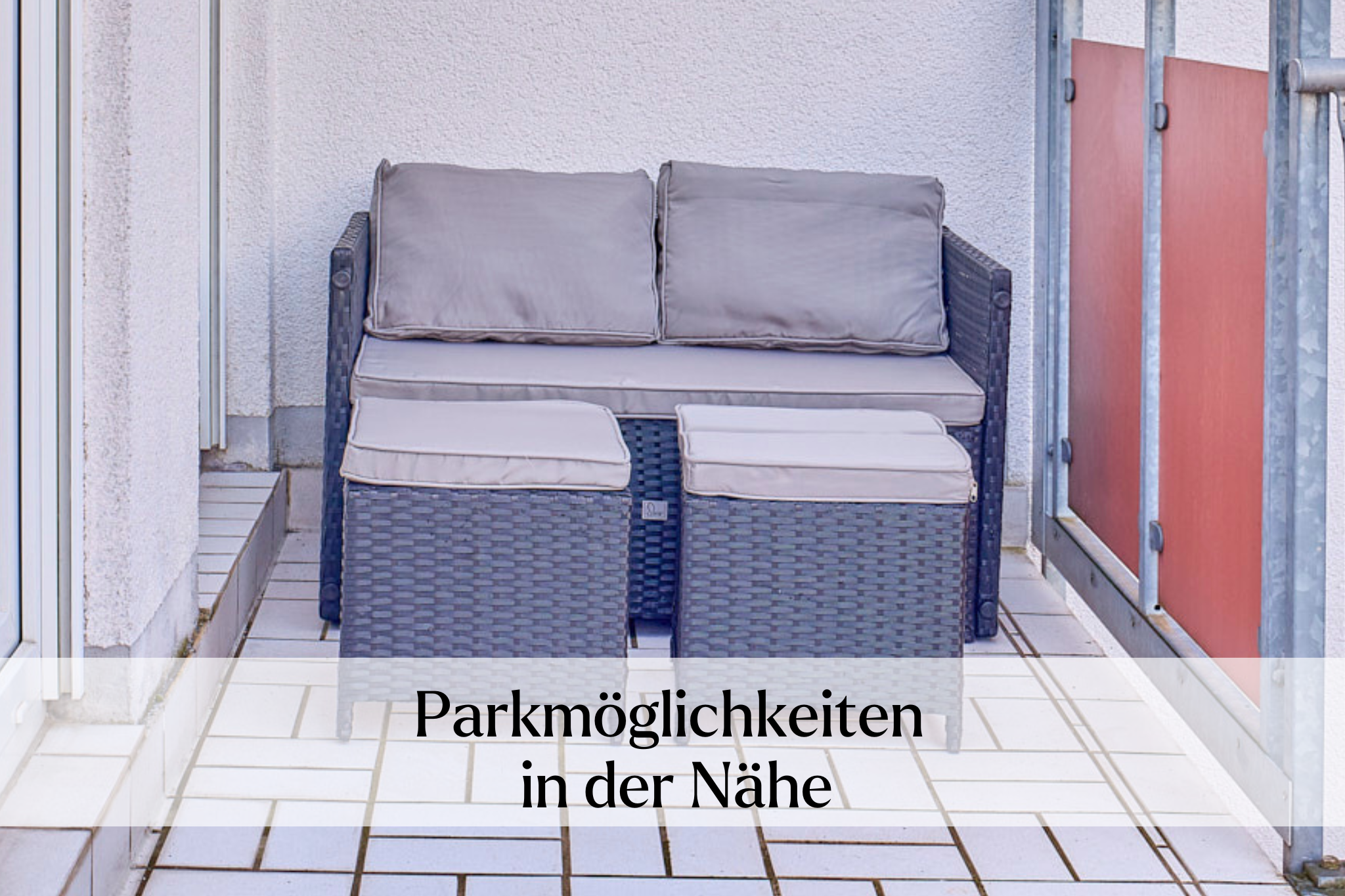 Balkon mit Sitzbank und Auflagen in der Ferienwohnung und Hinweis auf die Parkmöglichkeiten in der Nähe