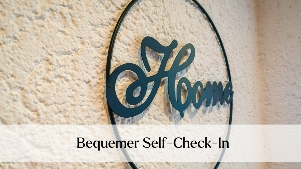 Dekoratives „Home“-Schild an strukturierter Wand, Hinweis auf einfachen Self-Check-in