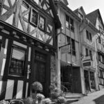 Reihe von Fachwerkhäusern entlang einer schmalen Straße in Limburg an der Lahn