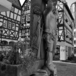 Steinfigur vor Fachwerkhäusern in der Altstadt von Limburg an der Lahn